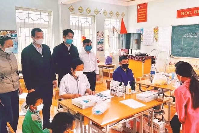 Cán bộ y tế tỉnh Phú Thọ, xã Pà Cò tham gia dập dịch sởi - rubella tại trường học.
