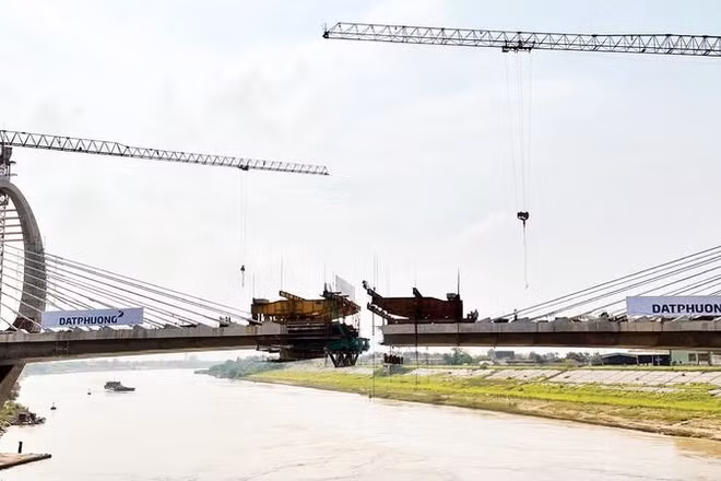 Thực hiện các bước chuẩn bị hợp long cầu. 