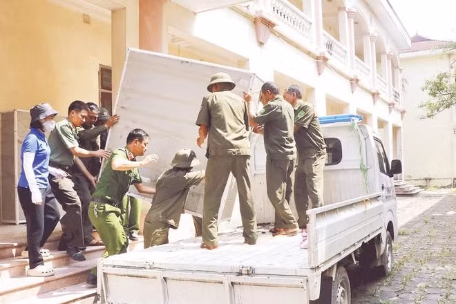 Các lực lượng hỗ trợ di dời thiết bị Trường tiểu học Phú Hòa, xã Lương Tài. 