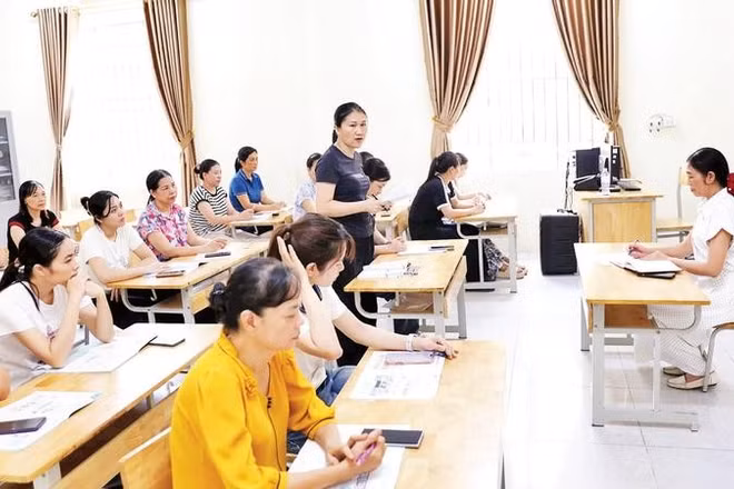 Giáo viên Trường tiểu học Ba Sao, phường Tam Chúc họp chuyên môn để phổ biến kế hoạch sắp xếp lại trường (Ảnh ĐẠI NGHĨA) 