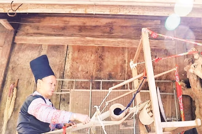Phụ nữ H’Mông xã Hang Kia gìn giữ nghề dệt thổ cẩm truyền thống.