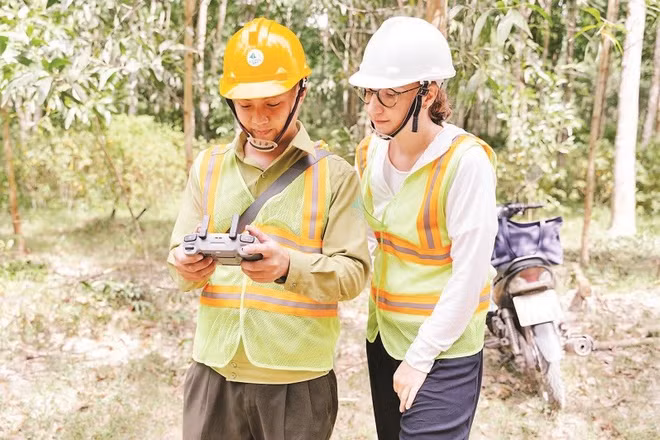Bà Carina van Weelden (bên phải) khảo sát rừng lâm sinh tại tỉnh Gia Lai.