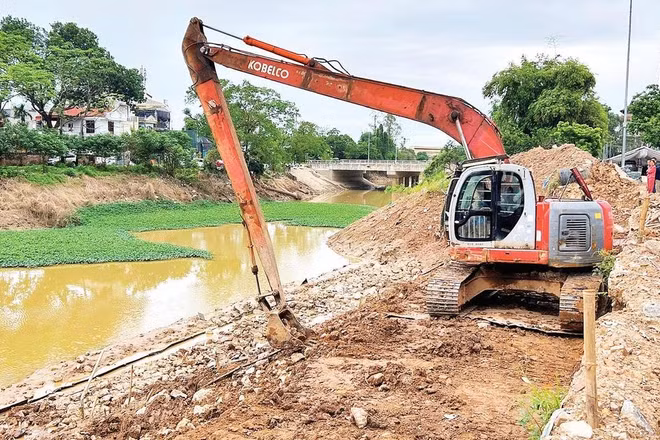 Nhiều tuyến đê được thi công, gia cố nhằm ứng phó thời tiết xấu mùa mưa bão.