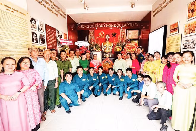 Các đoàn đến viếng, dâng hương tại Nhà số 5, đường Châu Văn Liêm, phường Chợ Lớn. 