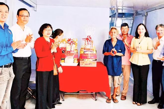 Lãnh đạo Ủy ban Mặt trận Tổ quốc Thành phố Hồ Chí Minh và phường Chợ Quán chúc mừng gia đình ông Trịnh Ngưu vừa đón nhận căn nhà Đại đoàn kết. 