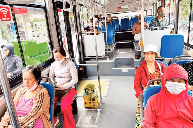 Người dân thành phố lựa chọn đi xe buýt vì chính sách miễn vé toàn dân cùng phương tiện được đầu tư mới và chất lượng dịch vụ nâng lên.
