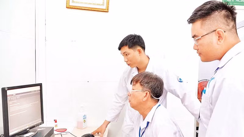 Y, bác sĩ tại Trạm y tế xã Thạnh An, Thành phố Hồ Chí Minh trao đổi chuyên môn với bệnh viện tuyến trên.