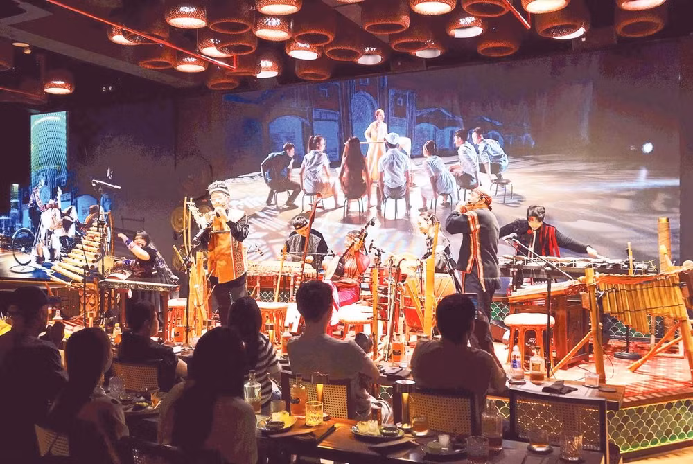Chương trình nghệ thuật dân tộc Chào Show thu hút nhiều du khách đến thưởng thức âm nhạc và ẩm thực Việt Nam (Ảnh MẠNH HẢO)