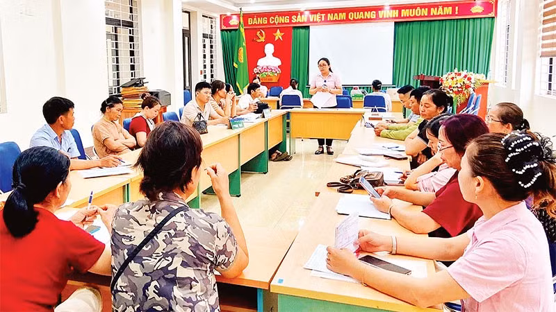 Cán bộ Phòng Giao dịch Ngân hàng Chính sách xã hội Bát Xát phổ biến các chương trình tín dụng chính sách.
