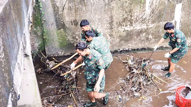 Các chiến sĩ Khu vực phòng thủ 3 làm sạch suối ở phường Bình Phước, tỉnh Đồng Nai.