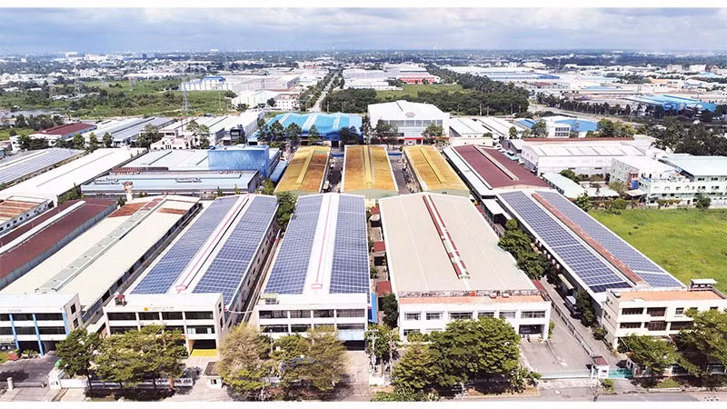 Doanh nghiệp trong Khu công nghiệp Tân Tạo, Thành phố Hồ Chí Minh lắp đặt điện mặt trời áp mái. (Ảnh CTV)
