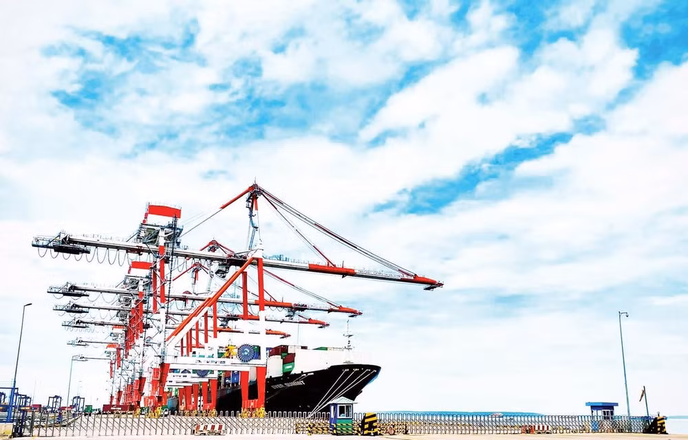 Tàu container cỡ lớn vào cảng biển tại khu vực Cái Mép-Thị Vải làm hàng.