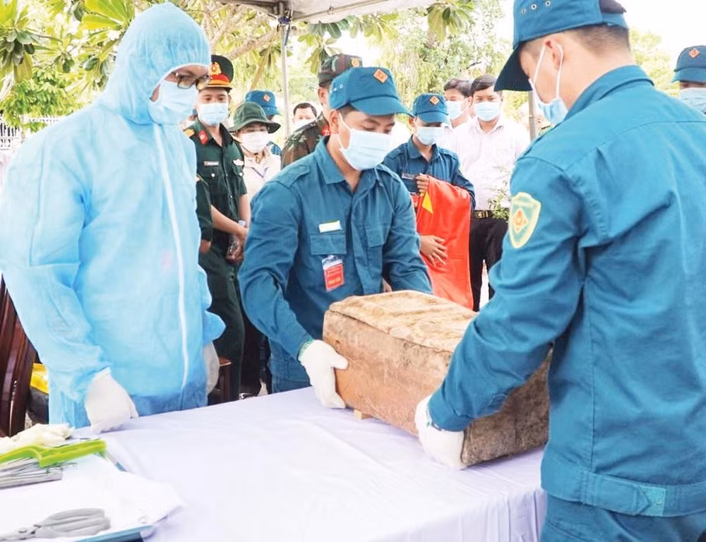 Lấy mẫu hài cốt liệt sĩ để giám định ADN.