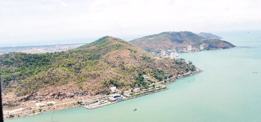 Núi Lớn, núi Nhỏ Vũng Tàu nhìn từ trực thăng.