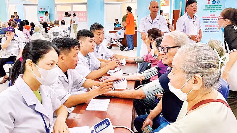Khám sàng lọc cho người cao tuổi.