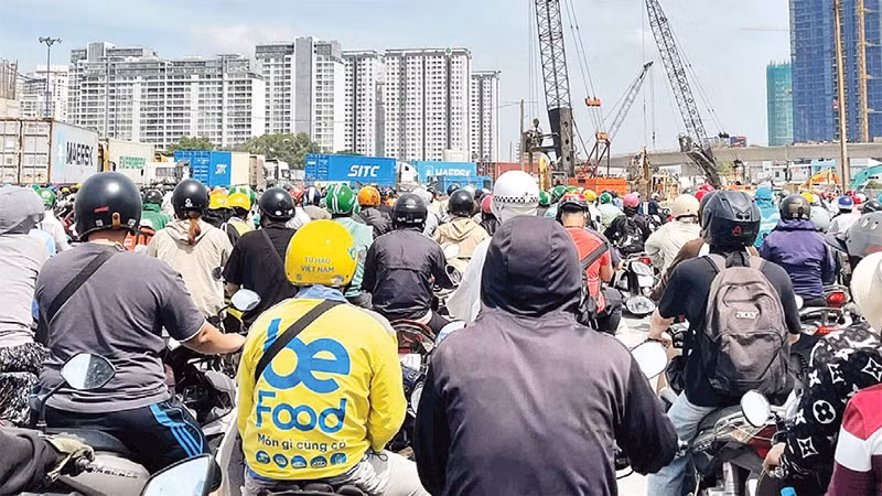 Dòng phương tiện phải chờ đợi rất lâu để di chuyển qua giao lộ Mai Chí Thọ-Lương Định Của. (Ảnh HƯƠNG MỸ)