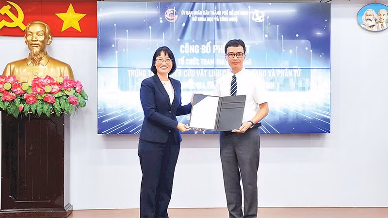 Phó Chủ tịch Ủy ban nhân dân Thành phố Hồ Chí Minh Trần Thị Diệu Thúy (bên trái) trao quyết định cho Trung tâm INOMAR tham gia Đề án CoE.