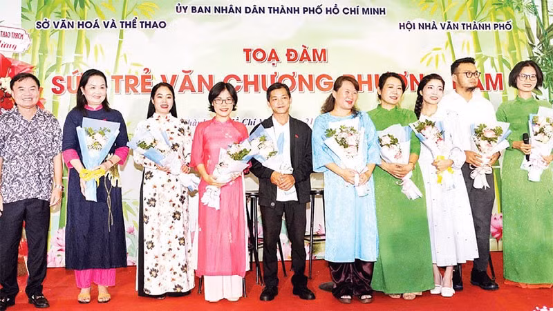 Ban tổ chức tặng hoa các đại biểu tham dự tọa đàm "Sức trẻ văn chương phương nam". (Ảnh QUỐC THANH)