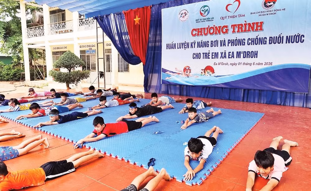 Ban Chỉ đạo hoạt động hè xã Ea M'Droh phối hợp các đơn vị tổ chức lớp huấn luyện kỹ năng bơi và phòng chống đuối nước cho trẻ em.