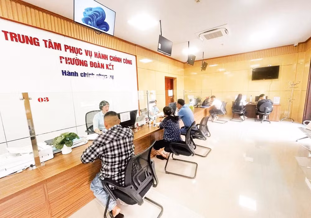 Người dân đến làm thủ tục tại Trung tâm Phục vụ hành chính công phường Đoàn Kết.