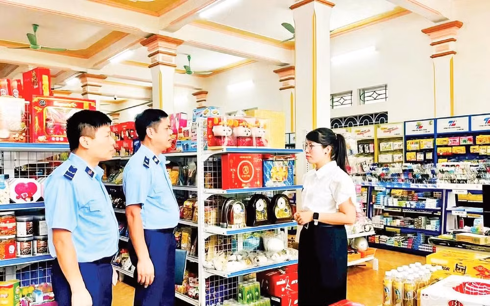 Lực lượng Quản lý thị trường kiểm tra các cơ sở kinh doanh trên địa bàn (Ảnh VIẾT VINH)