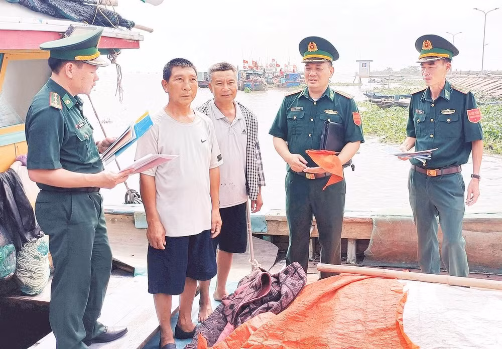 Lực lượng Bộ đội Biên phòng tỉnh Hưng Yên phổ biến, tuyên truyền việc thực hiện IUU cho ngư dân.
