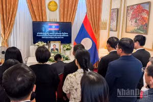 Đại biện lâm thời Đại sứ quán Việt Nam tại Pháp Phạm Quang Anh dẫn đầu đoàn Đại sứ quán và các Cơ quan đại diện Việt Nam tại Pháp đến viếng đồng chí Saysomphone Phomvihane. (Ảnh: TRUNG HƯNG)