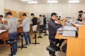 Sinh viên Đại học Quốc gia Thành phố Hồ Chí Minh trong giờ thực hành.