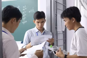 Thí sinh làm thủ tục vào phòng thi.