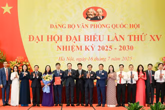 Bí thư Đảng ủy Quốc hội, Chủ tịch Quốc hội Trần Thanh Mẫn trao quyết định, chúc mừng Ban Chấp hành Đảng bộ Văn phòng Quốc hội, nhiệm kỳ 2025-2030. (Ảnh: DUY LINH)