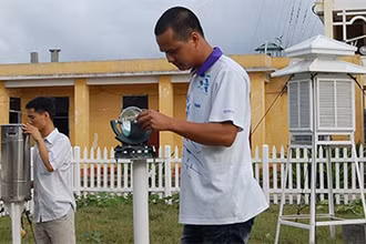 Phát triển vật lý: Bài toán nền tảng cho nâng cao tiềm lực khoa học và công nghệ. Trong ảnh: Các quan trắc viên Trạm khí tượng hải văn Trường Sa thu nhập số liệu.