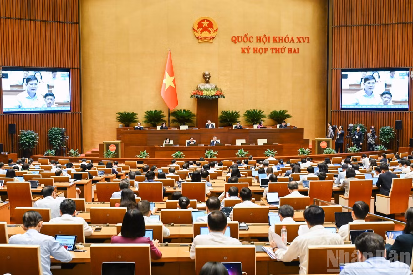 Quốc hội thảo luận tại hội trường chiều 30/10. (Ảnh: DUY LINH)