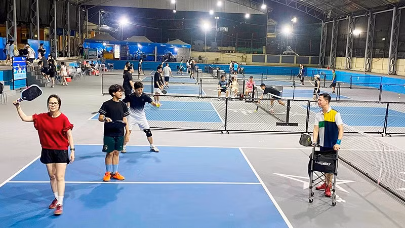 Những sân được đầu tư bài bản vẫn có lượng người đến học và chơi ổn định. Ảnh | HUY NGUYỄN