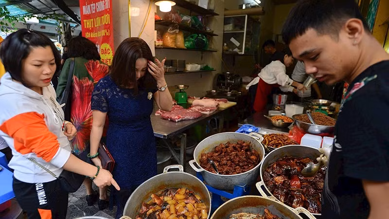 Chi phí cho bữa ăn hằng ngày càng đắt đỏ. Ảnh | THÀNH ĐẠT