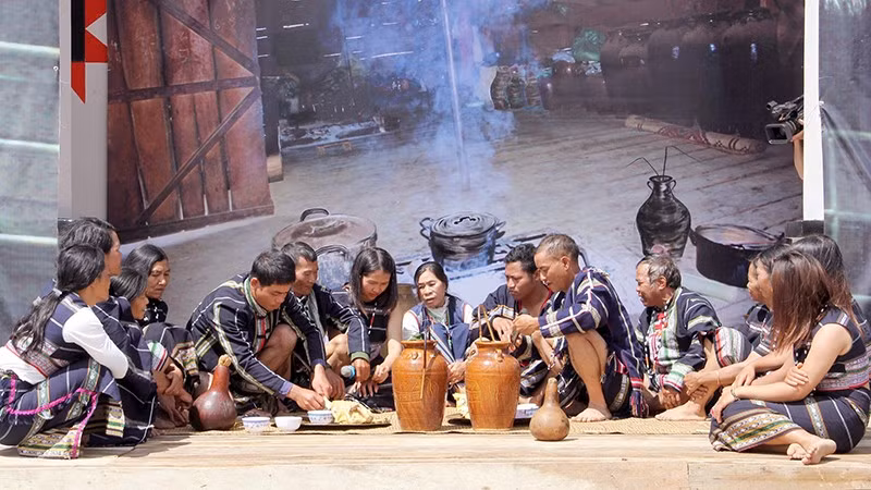 hai-gia-dinh-thuc-hien-cac-nghi-thuc-trong-le-cuoi-cua-nguoi-co-ho.jpg