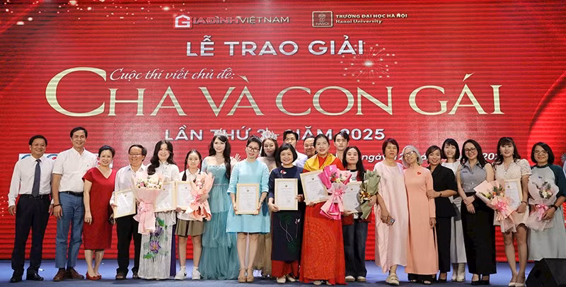Các tác giả đoạt giải chụp ảnh lưu niệm tại Lễ tổng kết và trao giải Cuộc thi viết “Cha và con gái” lần thứ ba. Ảnh | KHIẾU MINH
