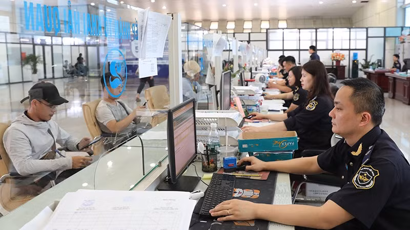 Thủ tục thông quan điện tử nhanh gọn là một trong những yếu tố thúc đẩy, mở rộng các hành lang kinh tế. Ảnh | MINH LÊ