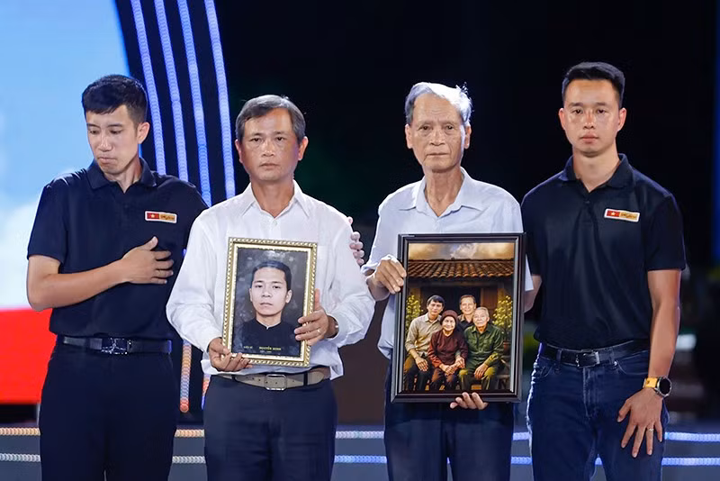 nhom-skyline-phuc-dung-lai-anh-2-liet-si-hy-sinh-tai-nha-tu-con-dao-de-tang-than-nhan-liet-si-anh-nhat-bac.jpg