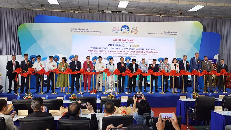 Các đại biểu cắt băng khai mạc Triển lãm.
