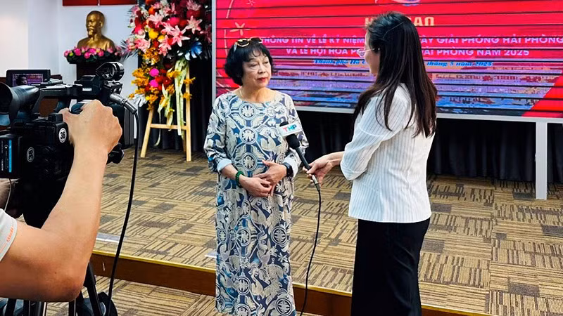 PGS, TS Nguyễn Thị Minh Thái trả lời phỏng vấn tại buổi họp báo.