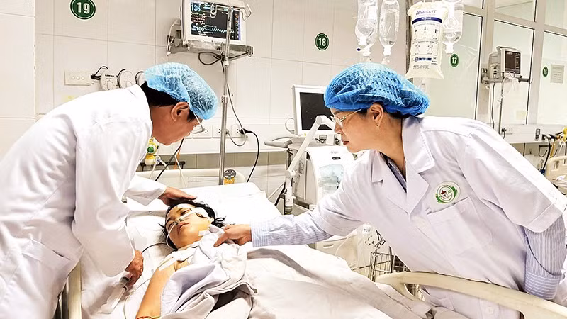 Nhân viên y tế ở Bệnh viện Sản Nhi Nghệ An bị người nhà bệnh nhân đâm ngày 23/10/2025 phải đi cấp cứu. Ảnh | Báo Tiền phong