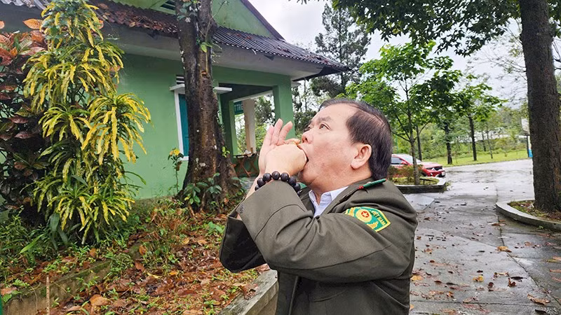 ong-truong-cam-pho-giam-doc-trung-tam-giao-duc-moi-truong-cua-vuon-quoc-gia-bach-ma-bieu-dien-kha-nang-goi-chim-troi-anh-pham-nhat.jpg