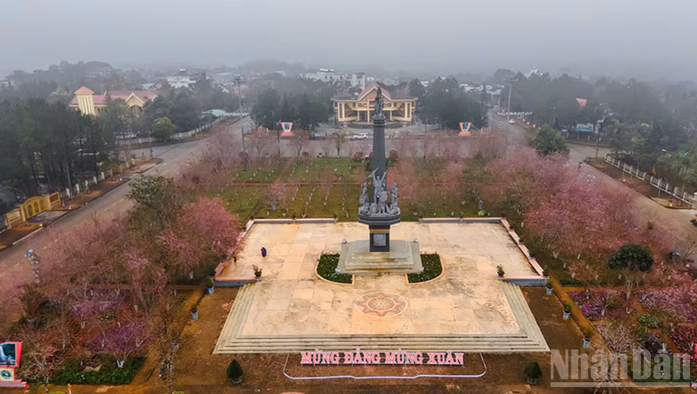 Trung tâm xã Măng Đen, nơi diễn ra lễ khai mạc Tuần Văn hóa du lịch Măng Đen-Sắc hồng giữa đại ngàn. 