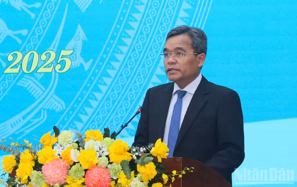 Đồng chí Hồ Văn Niên, Ủy viên Trung ương Đảng, Bí thư Tỉnh ủy Quảng Ngãi phát biểu tại kỳ họp.
