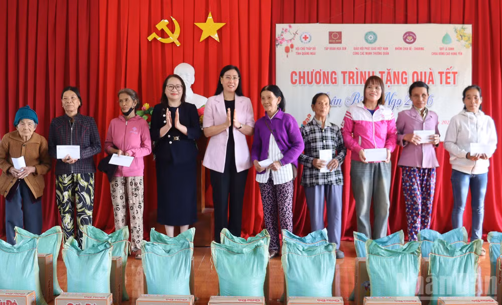 Đồng chí Bùi Thị Quỳnh Vân, Ủy viên Trung ương Đảng, Phó Trưởng Ban Tổ chức Trung ương trao quà Tết cho hộ nghèo, cận nghèo, hộ có hoàn cảnh khó khăn, hộ bị thiệt hại do thiên tai ở xã Bình Minh.
