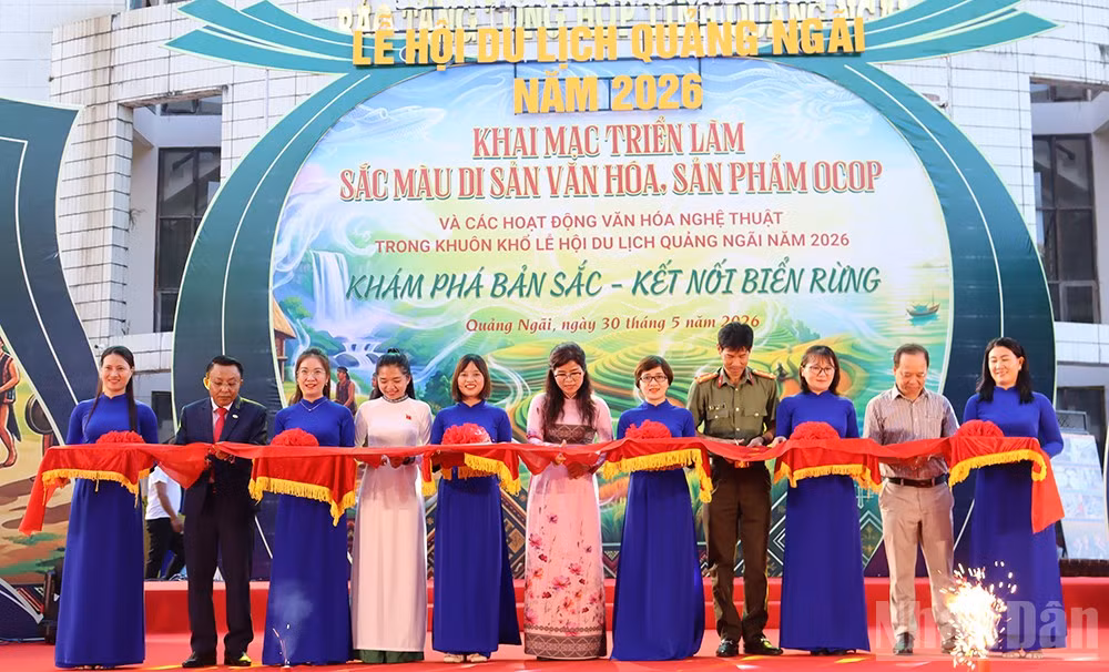 Các đại biểu thực hiện nghi thức cắt băng khai mạc triển lãm “Sắc màu di sản văn hóa, sản phẩm OCOP”.