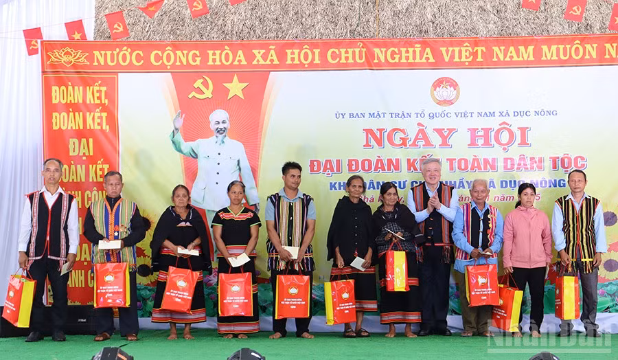 Phó Thủ tướng Thường trực Chính phủ Nguyễn Hòa Bình tặng quà cho người dân thôn Chả Nhầy, xã biên giới Dục Nông.