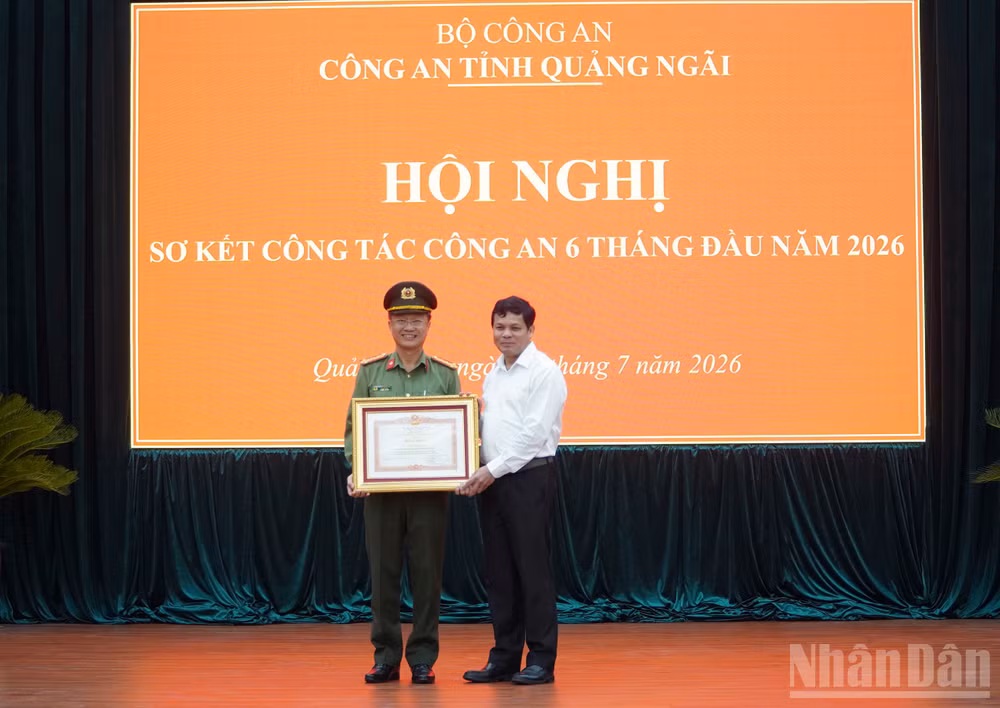 ndo_br_trao-bang-khen-cua-ttcp.jpg