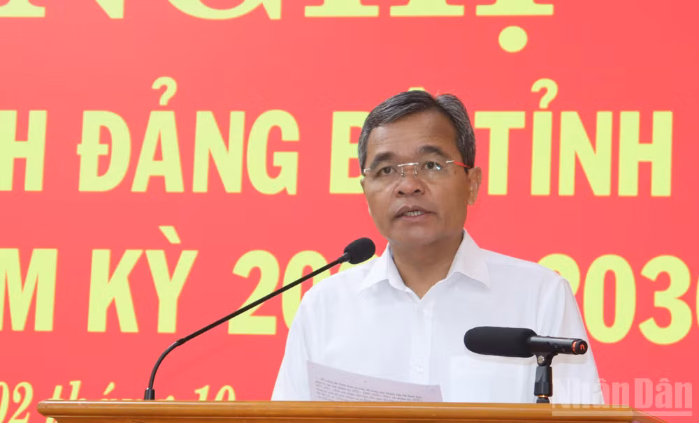 Ủy viên Trung ương Đảng, Bí thư Tỉnh ủy Quảng Ngãi Hồ Văn Niên phát biểu kết luận hội nghị. (Ảnh: HIỂN CỪ)