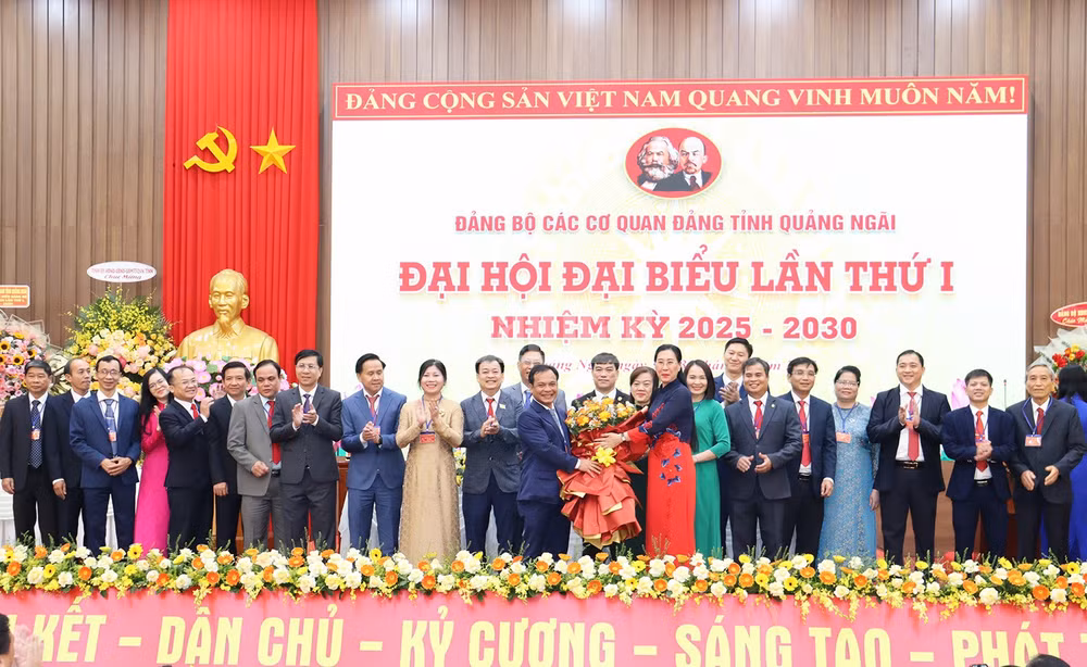 Đồng chí Bùi Thị Quỳnh Vân, Ủy viên Trung ương Đảng, Bí thư Tỉnh ủy Quảng Ngãi tặng hoa chúc mừng Ban Chấp hành Đảng bộ các cơ quan Đảng tỉnh Quảng Ngãi, nhiệm kỳ 2025-2030.
